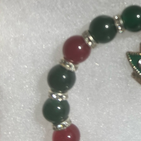 Handmade Christmas tree Green/Red Beaded Bracelet - Picture 3 of 4
